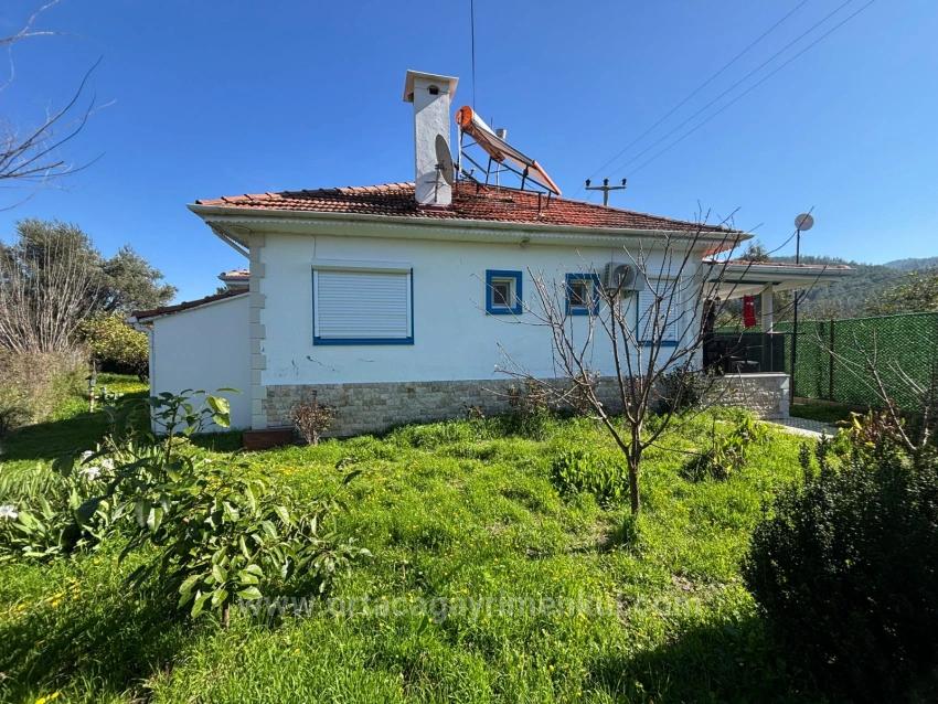 Eingeschossiges Haus Mit 2 Schlafzimmern Und Einem Zusätzlichen Zimmer Auf Einem 459 M² Großen Grundstück In Okçular Zu Verkaufen