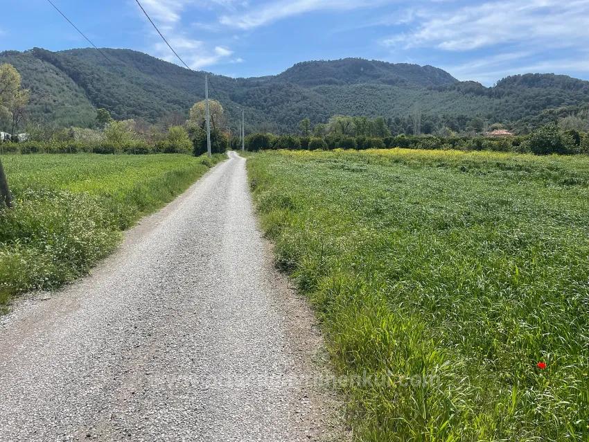 In Okçular Einem 736M2 Großen, 250M2 Großen Bau Genehmigten Verkäuflichen Grundstück