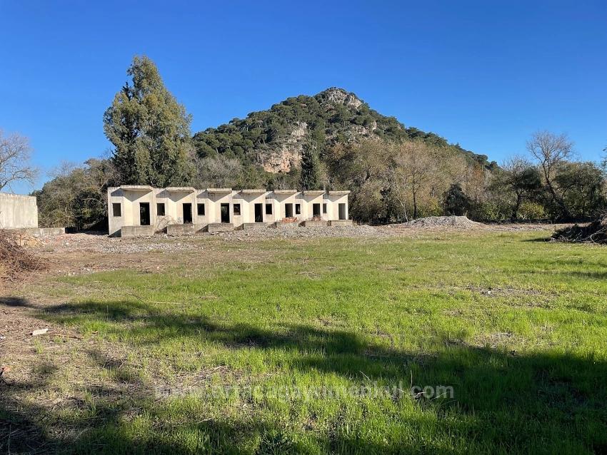 9.037 M² Großes Grundstück In Dalyan Gülpınar, Direkt An Der Hauptstraße, Zu Verkaufen.