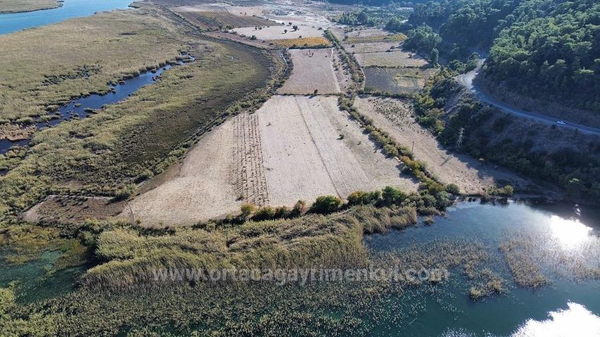 3210 M² Großes 2B-Grundstück In Çandır, Direkt Am Seeufer, Zu Verkaufen