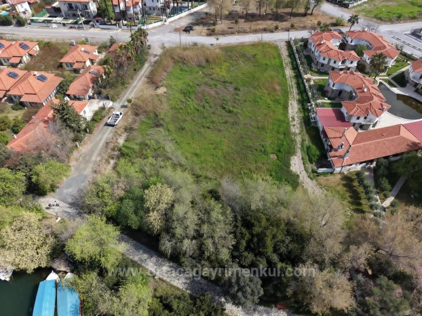 2600 M² Großes Grundstück In Dalyan Gülpınar, Direkt Am Kanal Gelegen, Mit 20% Tourismuszonierung Zu Verkaufen.