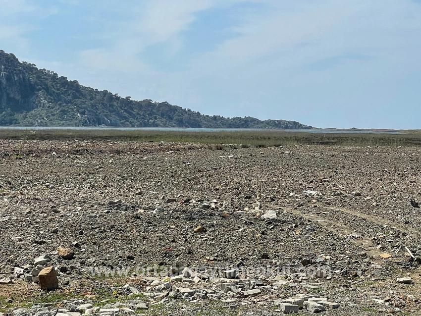 Feld Zu Verkaufen in Dalyan Bz. Ortaca - Gehäuse-Zonierung - 19.600 m²
