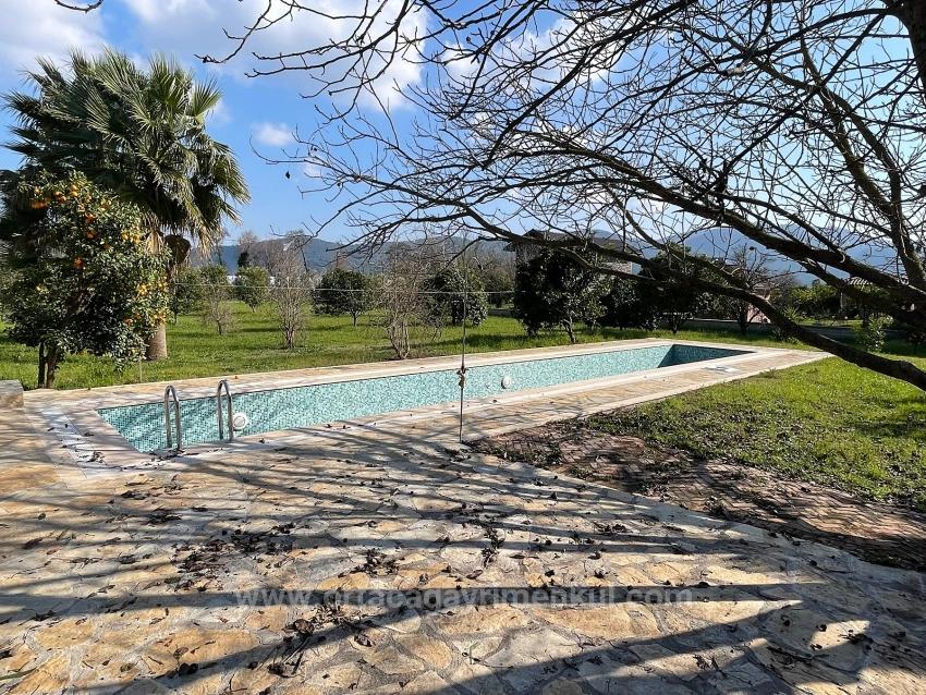 Продается Отдельно Стоящий Одноэтажный Дом На Участке Площадью 2882 М2 В Городе Эскикёй.