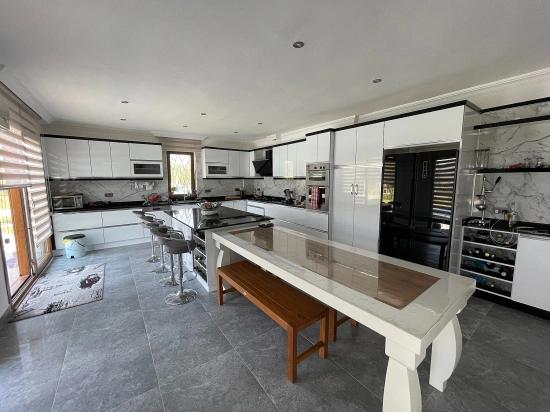 Роскошная Вилла С 4 Спальнями И 1 Ванной Комнатой Продается На Участке Площадью 7000 М2 С Видом На Пляж Далян Истузу.