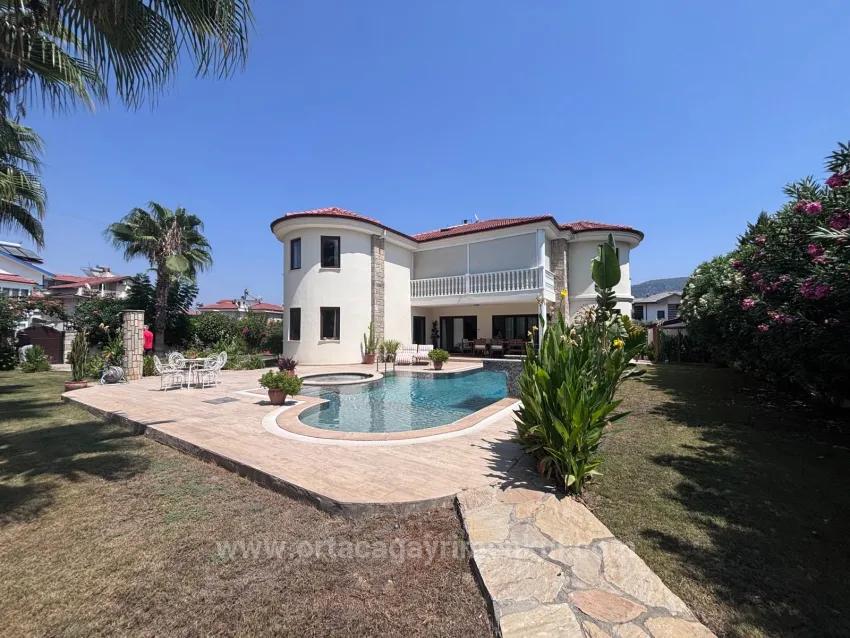 Dalyan Maraş'ta Köşebaşı 980M2 Arsa İçerisinde 5+1 Satılık Villa
