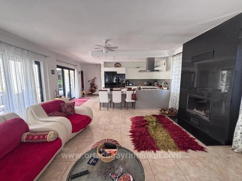 Dalyan Maraş'da Köşebaşında 980M2 Arsa İçin'de 5+1 Satılık Villa