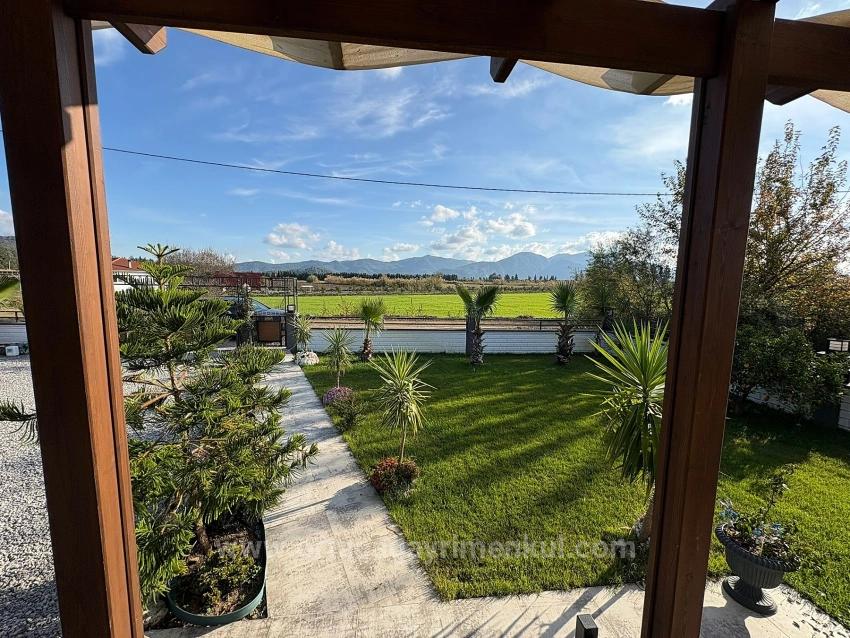 Eskiköy'de 14.136 M2 Tarla İçerisinde 4+1 Satılık Villa