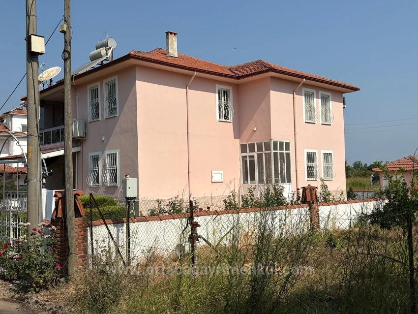 Okçular'da 514M2 Arsa İçerisinde 2 Katlı Satılık Ev